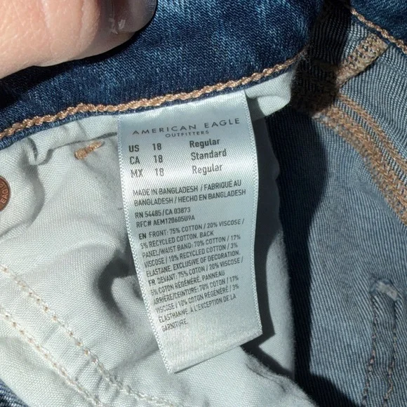 American Eagle Outfitters Blue Cropped Jeans - Picture 6 of 6